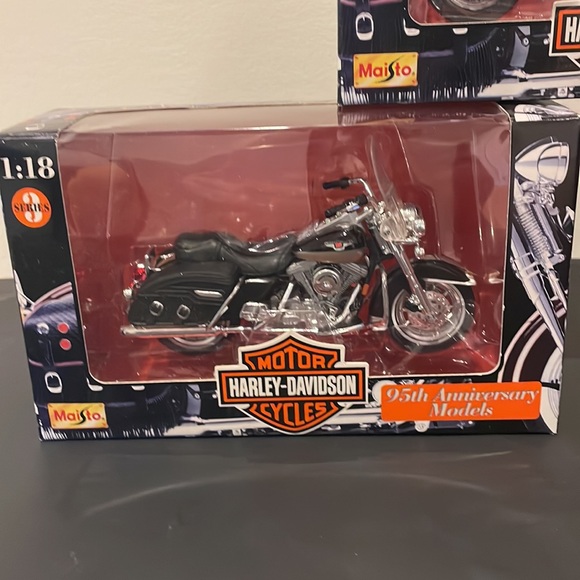 Harley Davidson Maisto Diecast 95th Anniversary Models Collectible Bikes 1:18 - Picture 2 of 14